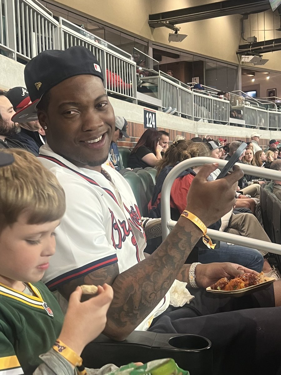 Look who is checking out the @Braves  for his first @MLB game! That’s a #damngooddawg and @packers @QuayWalker_   Go Braves!! #gopsckgo #gobraves