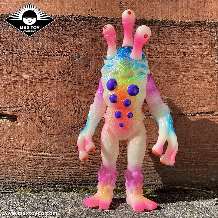 Glow in Dark Alien Argus painted by #marknagata now via maxtoyco.com ! Micro run, less than 5 available ! This Argus is a collab with @toyartgallery x #maxtoy #maxtoyco #kaiju #monster #creature #sofubi