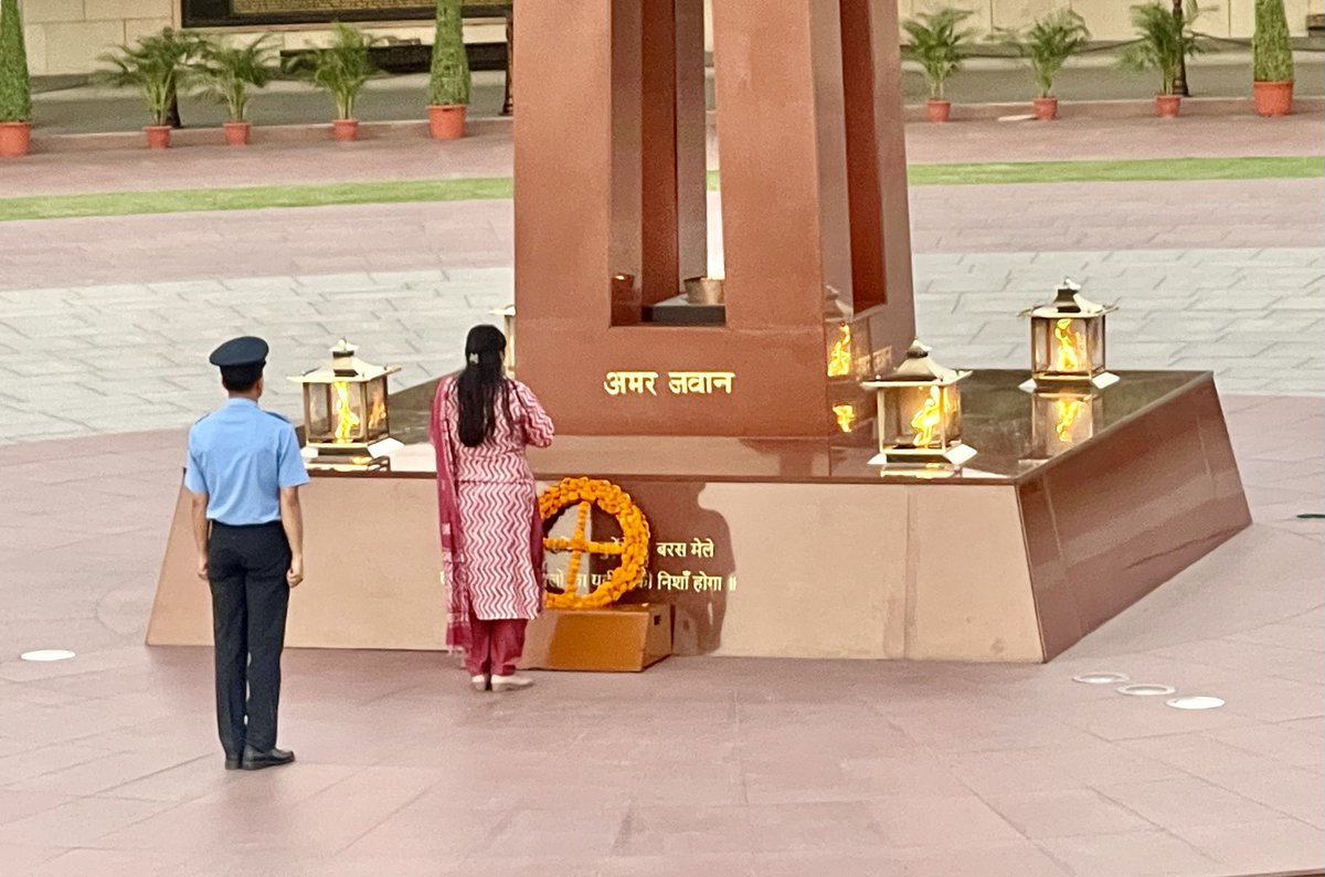 Visiting #NationalWarMemorial was nothing less than finding solace for Mrs Geeta, the #VeerNari, who lost her #Hero, Nk Sandeep, Sena Medal, #10PARA SF in 2019. Revisiting memories with emotional gestures, her resilience & fortitude during homage ceremony left everyone in awe.