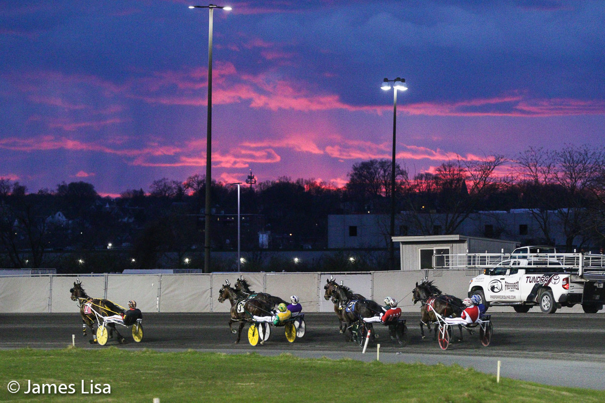 Racing under a pink sky @themeadowlands @JessicaOtten1 @DaveLittleBigM #harnessracing #PlayBigM