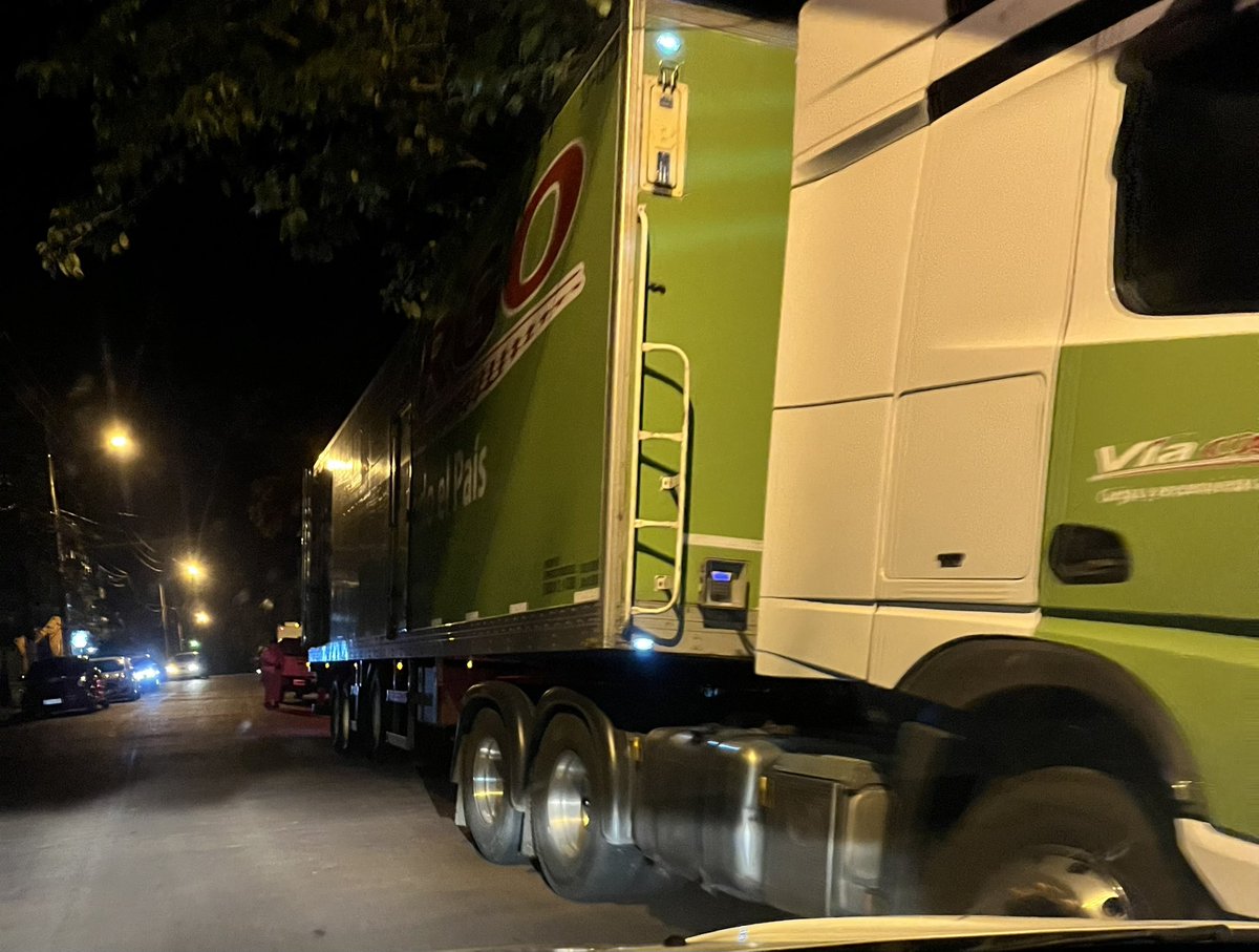 La PNA incautó un importantisimo cargamento de cubiertas en un camion de encomiendas en Eldorado- el procedimiento de descarga se realiza en el Polideportivo del km 9 de la capital del trabajo