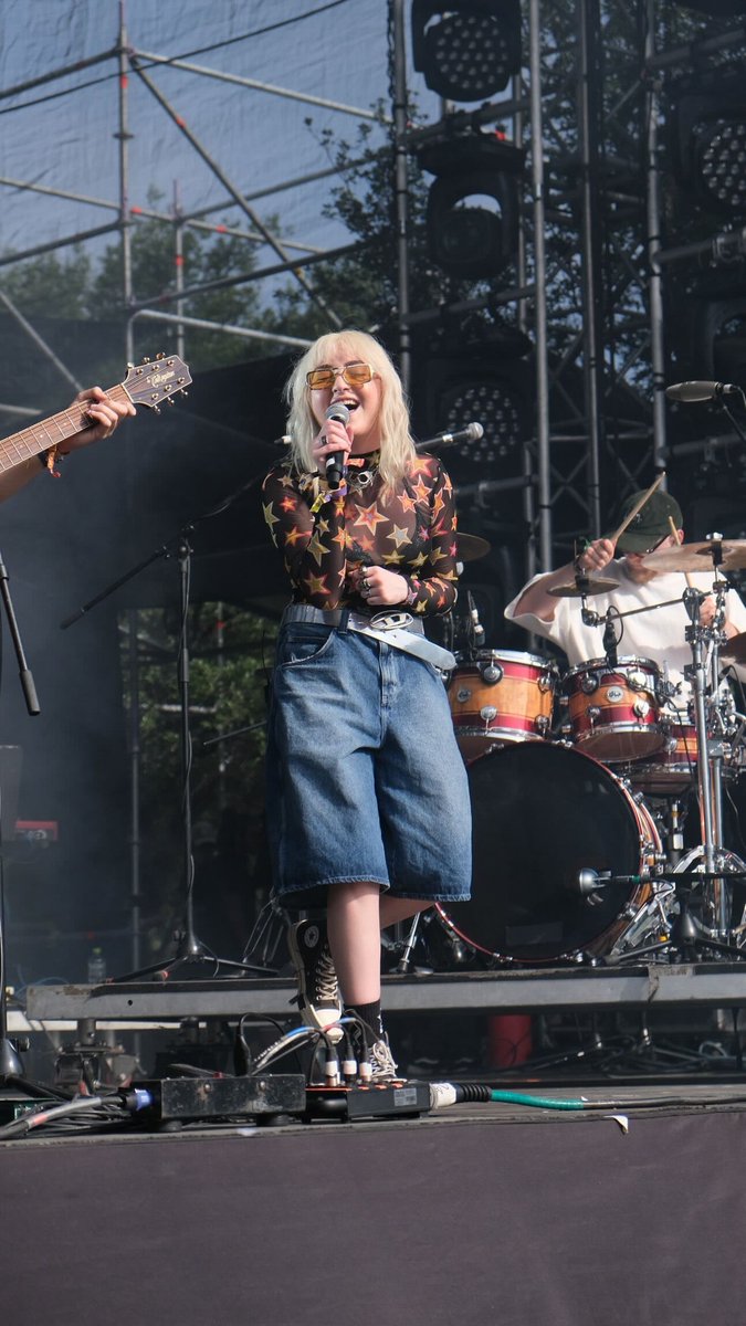 Alguien por favor páseme el vídeo de <a href="/Luisa_Vox/">Luisa Vox</a> cantando con <a href="/orion_music_/">Orión</a> en el <a href="/TecatePalNorte/">Tecate Pal Norte</a>