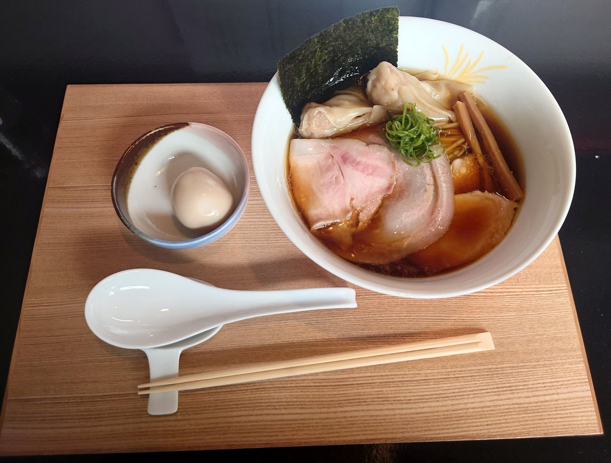 IlandNo's tweet image. 本日3軒目は岡山県総社市･麺処おぐらにて「醤油らあ麺」に味玉と特製トッピング(肉3枚＋雲呑2個)を追加していただきます♪(´▽｀)ｳﾏｧｰ ㊗️復活…岡山はこの1杯のために来たといっても過言ではない😋  #麺処おぐら  #ラーメン  #また来ます