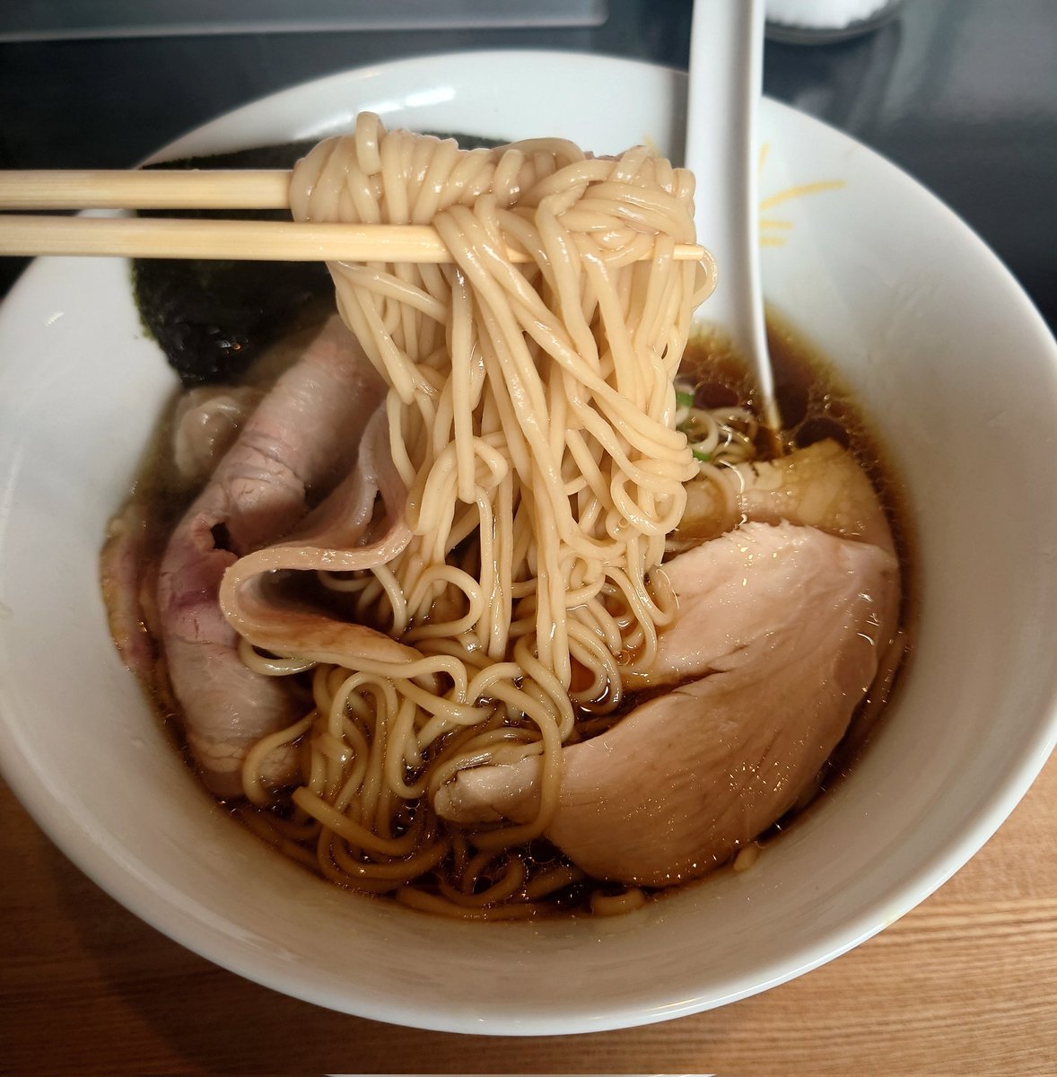 IlandNo's tweet image. 本日3軒目は岡山県総社市･麺処おぐらにて「醤油らあ麺」に味玉と特製トッピング(肉3枚＋雲呑2個)を追加していただきます♪(´▽｀)ｳﾏｧｰ ㊗️復活…岡山はこの1杯のために来たといっても過言ではない😋  #麺処おぐら  #ラーメン  #また来ます