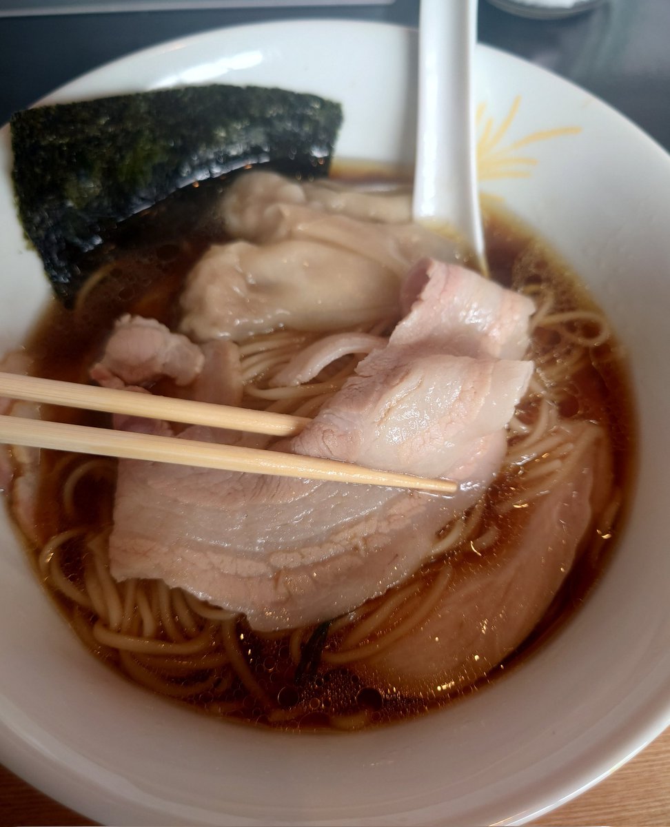 IlandNo's tweet image. 本日3軒目は岡山県総社市･麺処おぐらにて「醤油らあ麺」に味玉と特製トッピング(肉3枚＋雲呑2個)を追加していただきます♪(´▽｀)ｳﾏｧｰ ㊗️復活…岡山はこの1杯のために来たといっても過言ではない😋  #麺処おぐら  #ラーメン  #また来ます