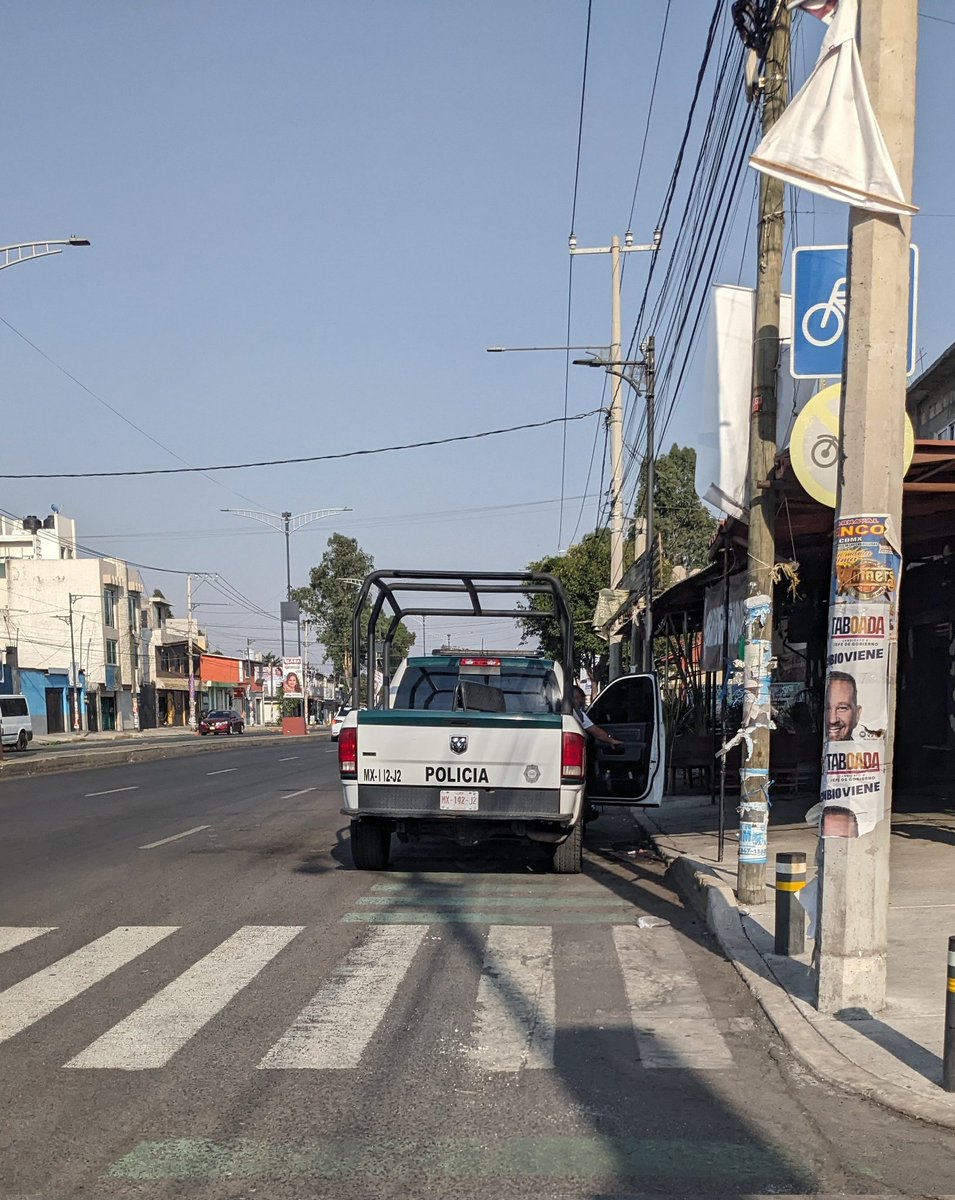 LuisXhani's tweet photo. Se necesita instruir a estos oficiales, al parecer no entienden las normas. En estás situaciones que se puede hacer? @UCS_GCDMX @TlahuacRenace  Se les indico amablemente que no deben de estacionarse en la ciclovía. Esto ocurrió en la ciclovia del eje 10 cerca del CETIS no. 1 https://t.co/tR6Q283E3V