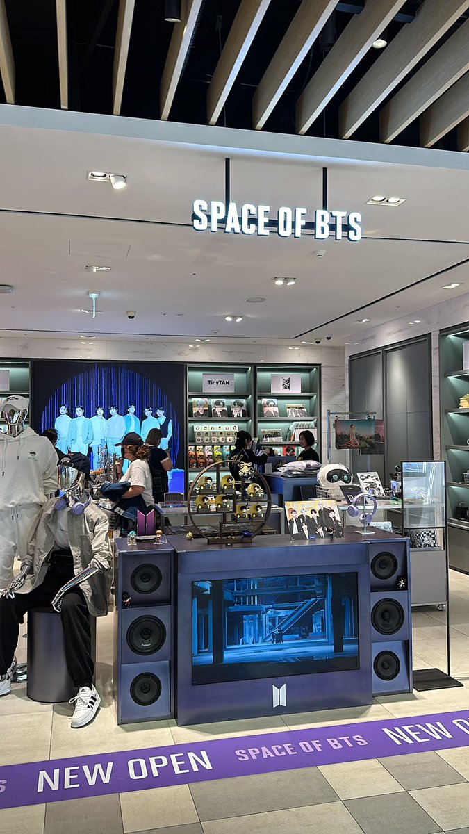 The SPACE OF BTS in Shinsegae Duty Free in Myeongdong branch has the Astronaut merch too. We can see Wootteo #TheAstronaut  #방탄소년단진 #JIN #BTSJIN
