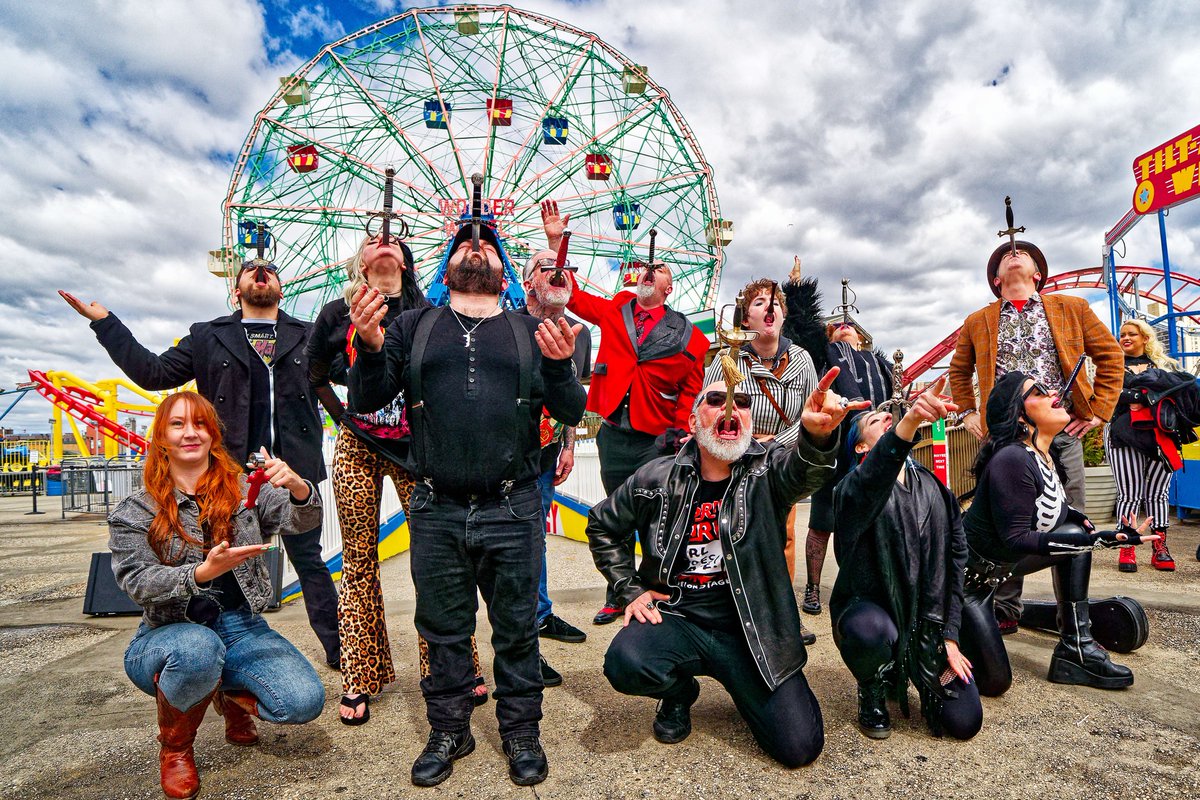 Today we got to experience the singular sensation of seeing 12 sword swallowers perform in front of Deno's Wonder Wheel! They're part of the Sideshow Hootenanny at @coneyislandusa. Sunday is the last day! coneyisland.com/the2024sidesho… 📷@coneyislandjim