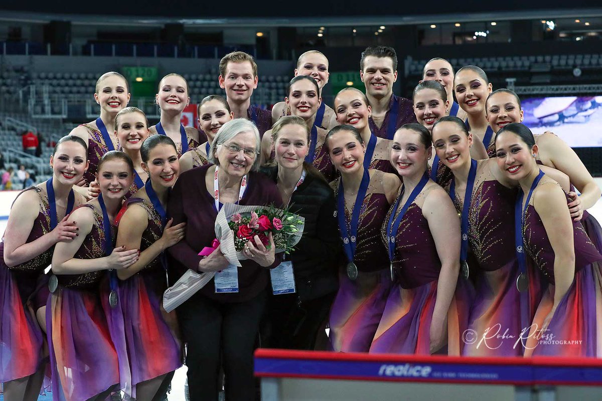 Photos from the medal ceremony at #WorldSynchro are up on our website: figureskatersonline.com/news/2024/04/0… 📸 @RobinRitoss