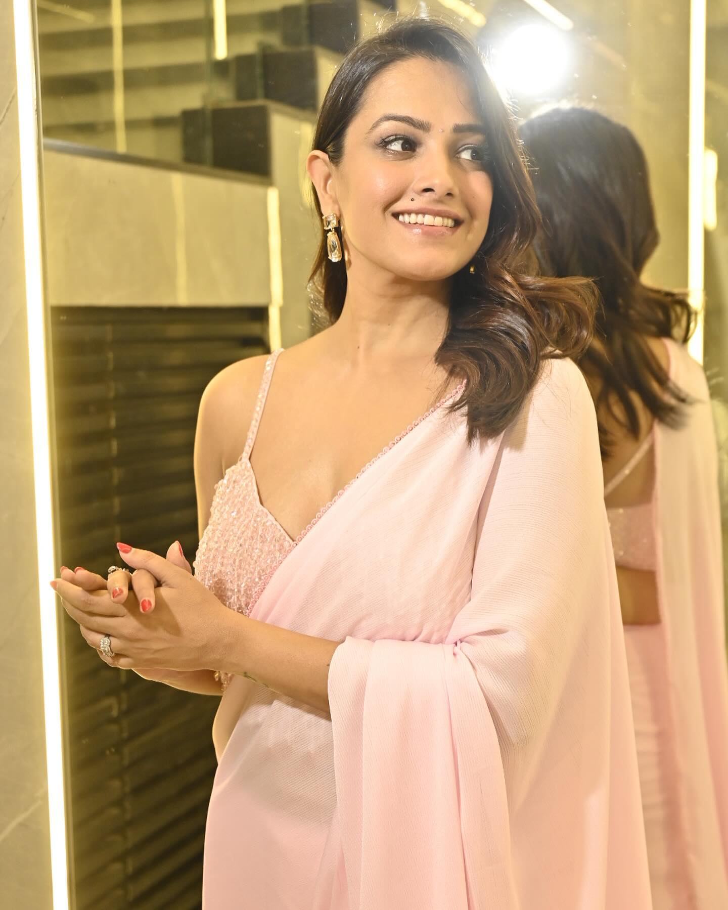 GKhrwSpboAANDrW?format=jpg&name=large