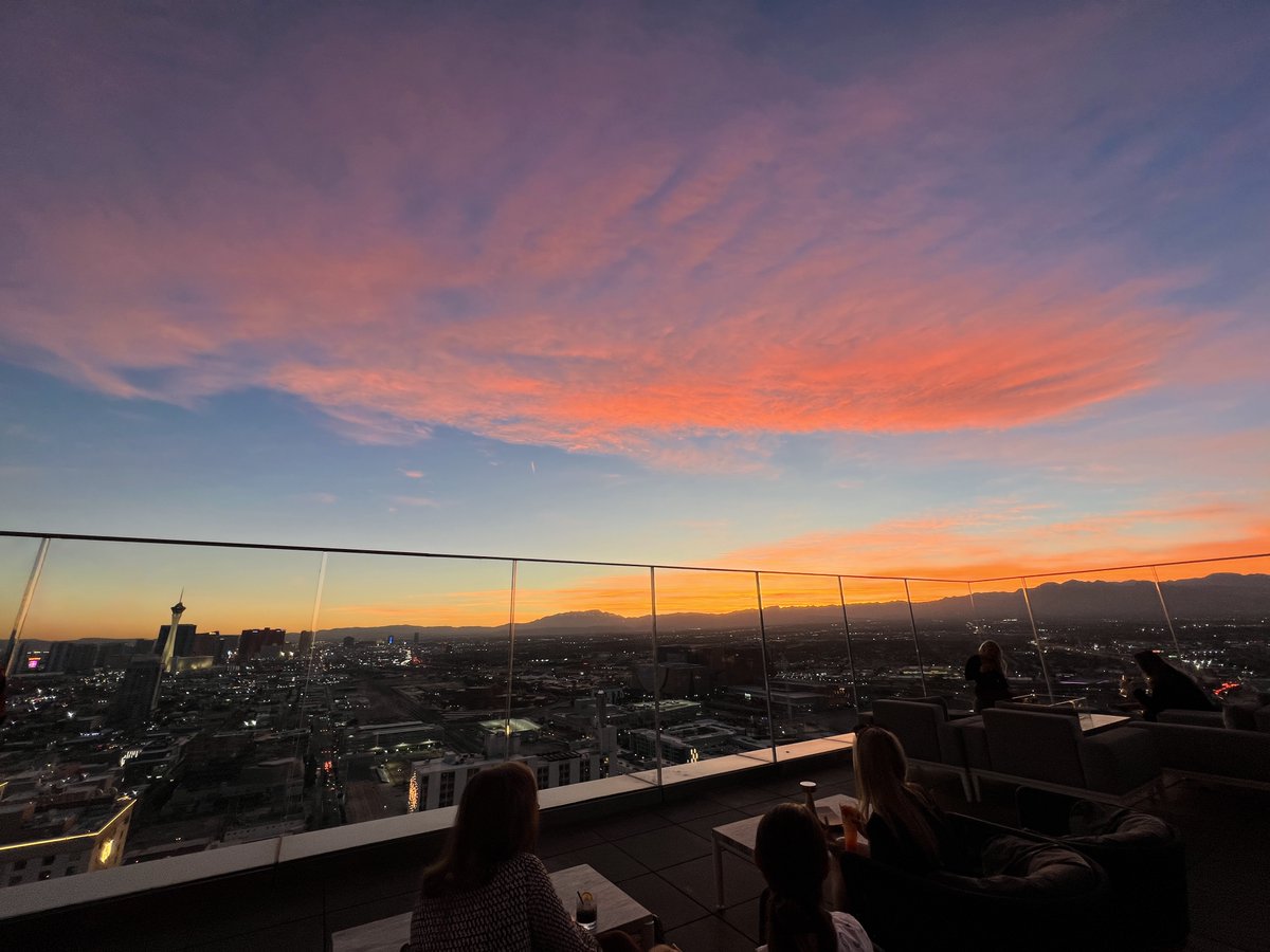 Pure beauty as far as the eye can see. 🌇 Reserve our Sunset Package today, and we look forward to greeting you at eventide: circalasvegas.com/drink-dine/leg… #LegacyClub #CircaLasVegas