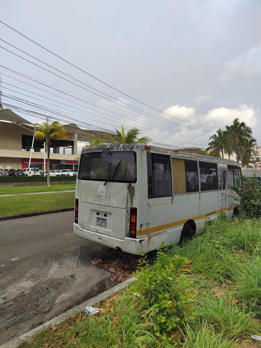 ahmed8507's tweet image. Al parecer en Colón existe un cementerio frente al Hospital Manuel Amador Guerrero... pero de autos de la institución! Tienen varios años estacionados plena via, y todo indica que estarán allí hasta que se biodegraden.... @MINSAPma @ATTTPanama
@tvnnoticias
@TReporta
