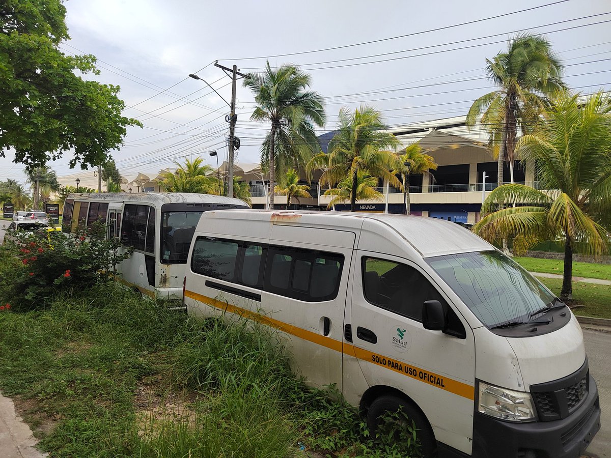 ahmed8507's tweet image. Al parecer en Colón existe un cementerio frente al Hospital Manuel Amador Guerrero... pero de autos de la institución! Tienen varios años estacionados plena via, y todo indica que estarán allí hasta que se biodegraden.... @MINSAPma @ATTTPanama
@tvnnoticias
@TReporta