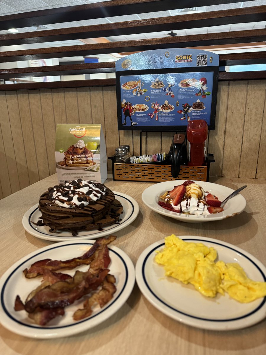 Starlit_SkyVA's tweet photo. Got a super sonic brunch with my sister @Jelly_Chelley I have indeed finished that DAMN fourth pancake! https://t.co/H5oHzzSDcl