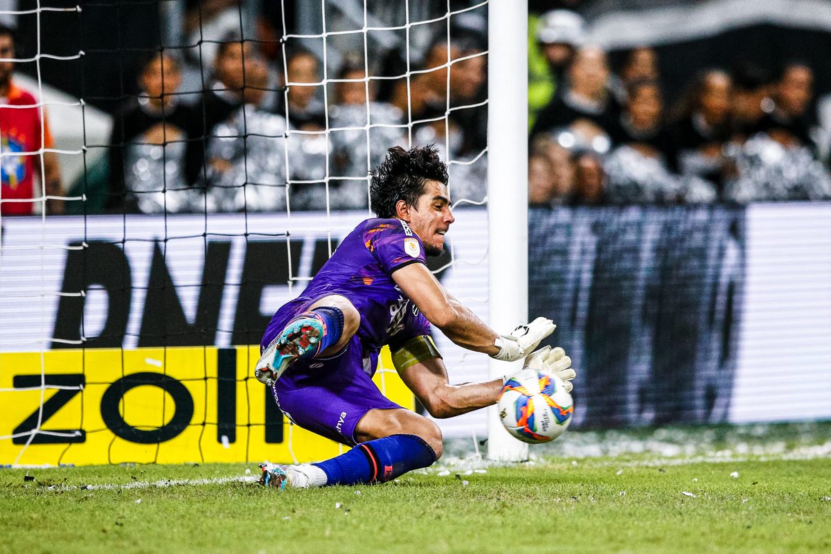 andrealmeidac's tweet photo. Registro feito pelo @ThiagoGadelh  do momento exato: a defesa do título.

Goleiro Richard é o herói da conquista do Ceará. E Thiago é um craque das imagens! https://t.co/4k5XIrRjv5
