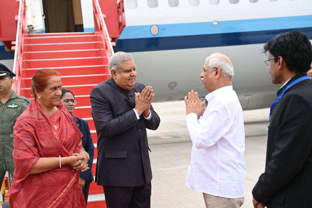 भारत के माननीय उप राष्ट्रपति श्री जगदीप धनखड़ जी के गया अंतरराष्ट्रीय हवाई अड्डा पहुंचने पर उनका स्वागत किया।