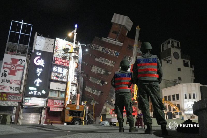 Soldiers stand near the site where a building collapsed following an earthquake in Hualien, Taiwan. More photos of the week: reut.rs/4aonUgL 📷 @wberrazeg