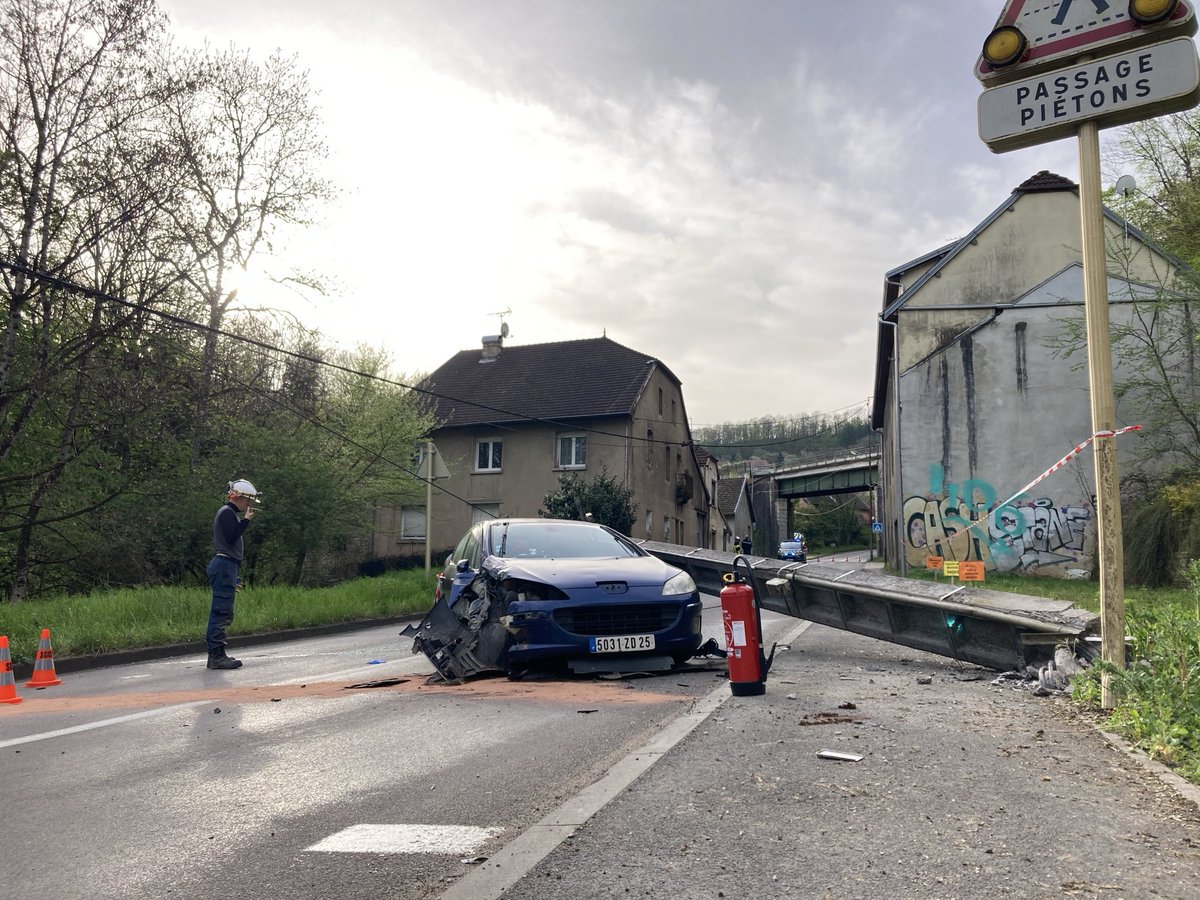 Une voiture a percuté un pylône électrique en béton à l’entrée de Morre près de Besançon Doubs). Le conducteur est légèrement blessé. La route coupée dans les deux sens jusqu’à 14h.