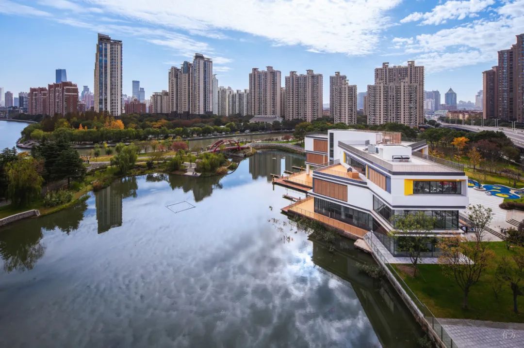 #hotspot 🌿 🌸 Suzhou Creek Half Marathon Park is now open to the public, just in time for the spring bloom. Take a stroll along the scenic Suzhou Creek and immerse yourself in the natural beauty. #meetinshanghai #AllInShanghai #Shanghai