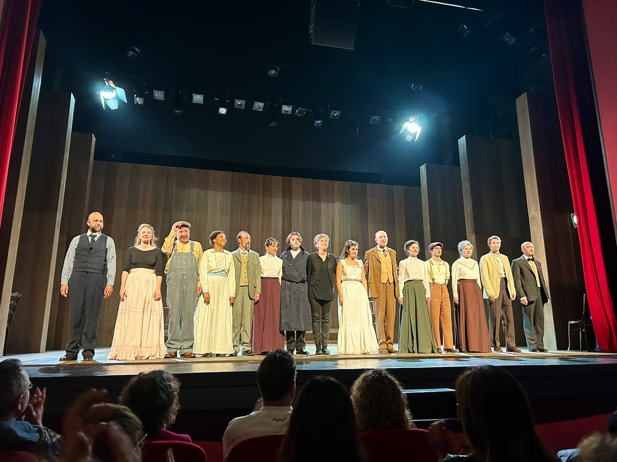 Tornar de nou a Grover’s Corners, quin plaer! #LaNostraCiutat és poesia de la senzillesa de la vida quotidiana. 
<a href="/ferranutzet/">Ferran Utzet</a> <a href="/teatrelliure/">Teatre Lliure</a> 

Estan de gira, no us la podeu perdre! 
📍La resta de parades: teatrelliure.com/ca/la-nostra-c…