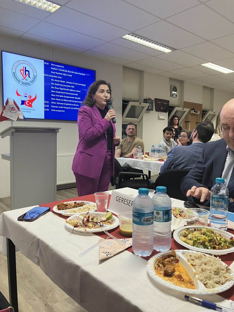 Gisteravond bezocht ik samen met mijn buur-burgemeester @Huri_Sahin een zeer drukbezochte Iftarmaaltijd in de Sultan Ahmet Moskee. Er waren mensen vanuit verschillende religies, en o.m politie, raadsleden en studenten. Heel fijn om bij deze immer gastvrije gemeenschap te zijn! 💙