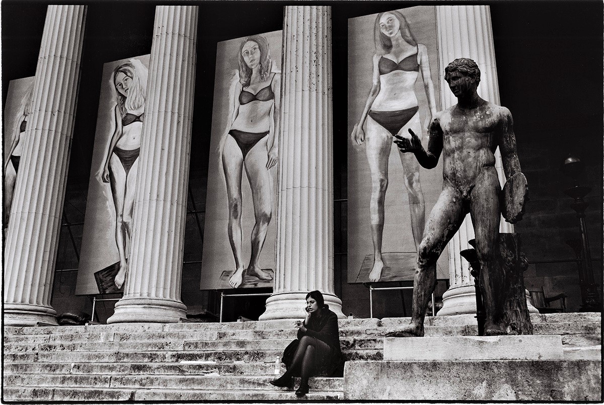 Figures in the city no. 176
Gower Street, London, 2010
Silver gelatin print
#London #city #Bloomsbury #streetphotography #woman #sculpture #paintings #blackandwhitephotography #monochrome #analogue #film #bnw #urbanlandscape #neoclassical #columns #seated #sitting #university
