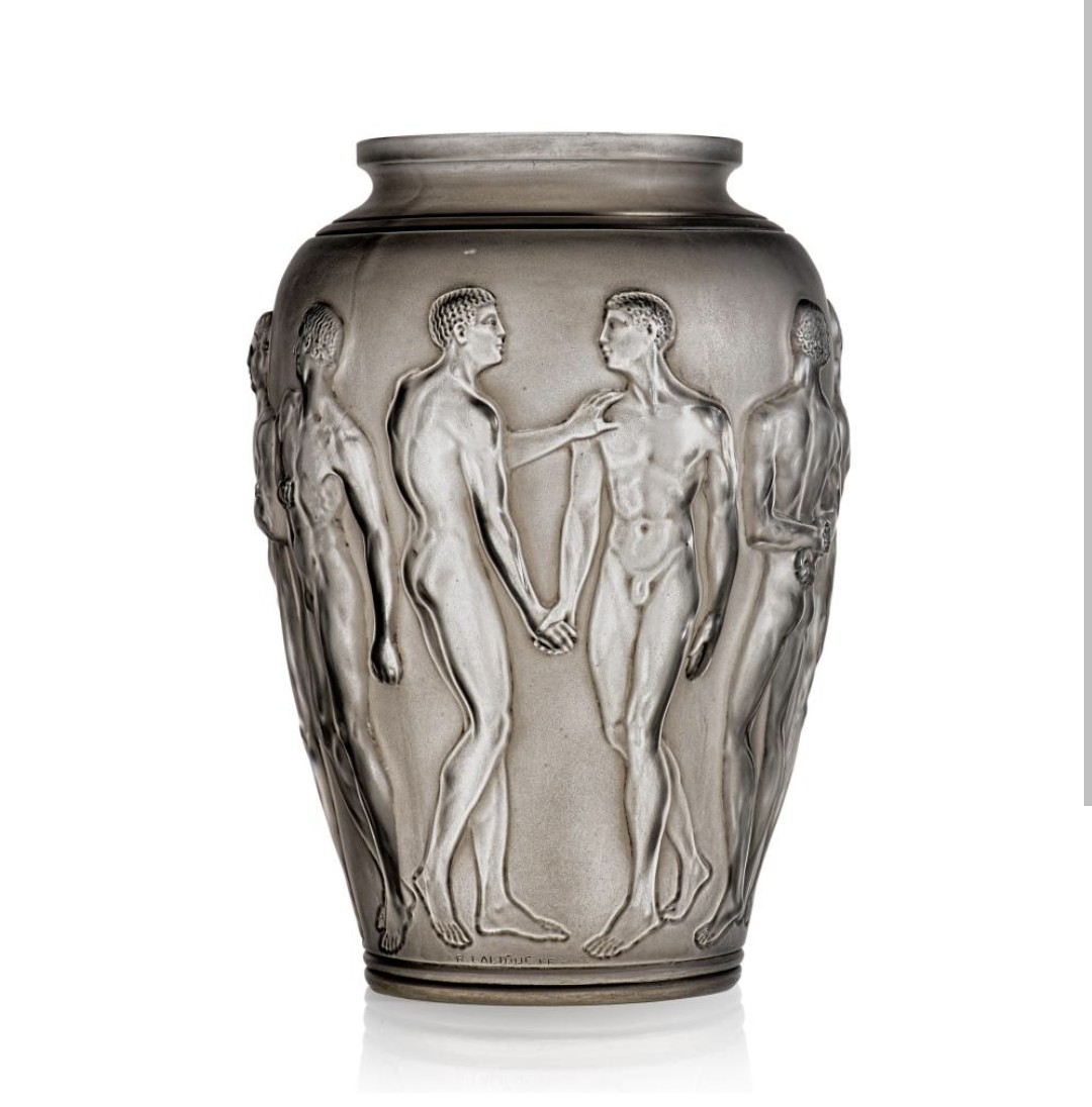 Wow, things move very quickly at this speed-dating event! 👍🏛️🍑 #MuseumBums

René Lalique's stunning vases can be found worldwide, but most notably at the Musée Lalique in Paris, and the Calouste Gulbenkian Museum in Portugal 😁