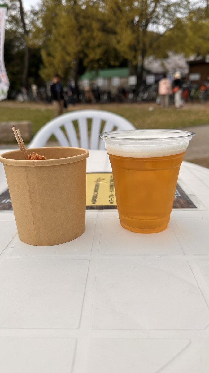 Koots2021's tweet photo. 緑地公園なう!
体が勝手に動いて唐揚げとビールを注文していた💦
#服部緑地
#花見
#GoodBBQ https://t.co/efLSqUEuSX