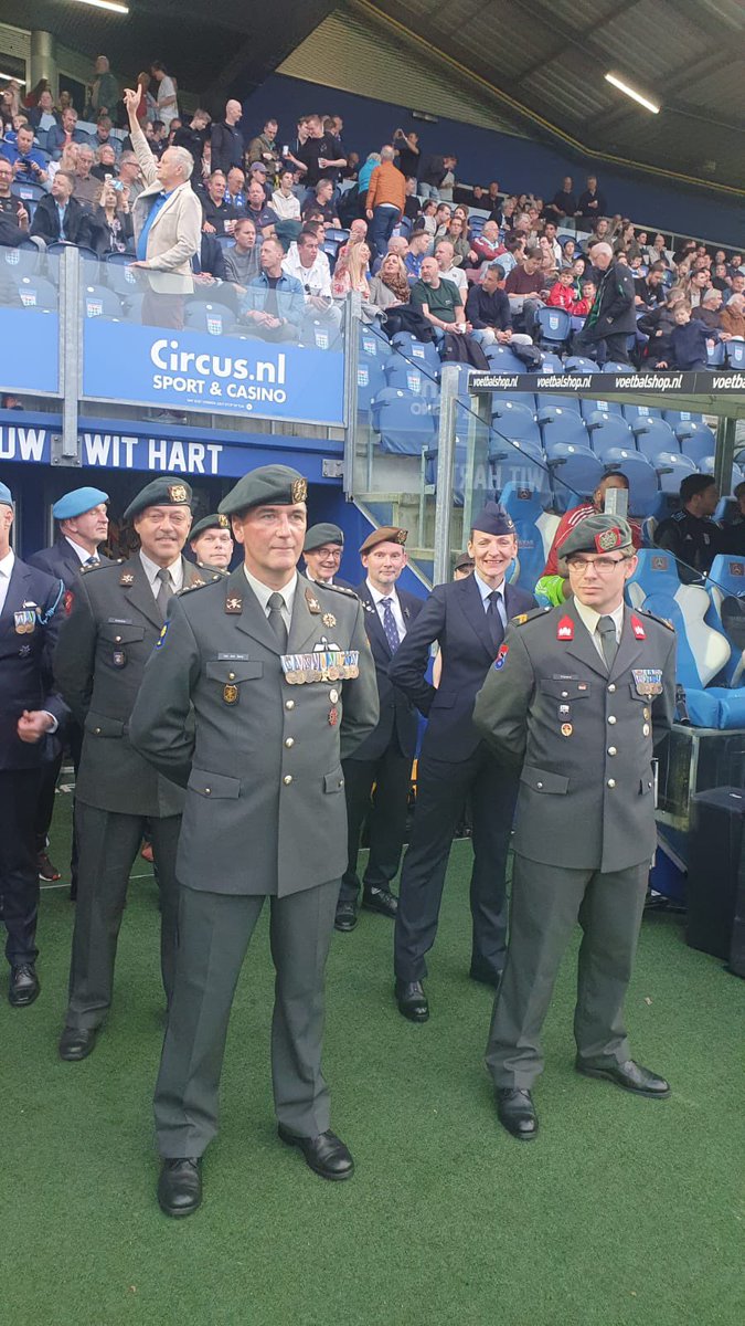 Gisteren hadden wij de eer om bij de Leo Major Bevrijdingswedstrijd van <a href="/PECZwolle/">PEC Zwolle</a> samen met de spelers het veld op te lopen. In het kader van de bevrijding van <a href="/Gemeente_Zwolle/">Gemeente Zwolle</a> wordt er elk jaar een competitie wedstrijd verbonden aan deze herdenking. Een eerbetoon aan Leo Major.