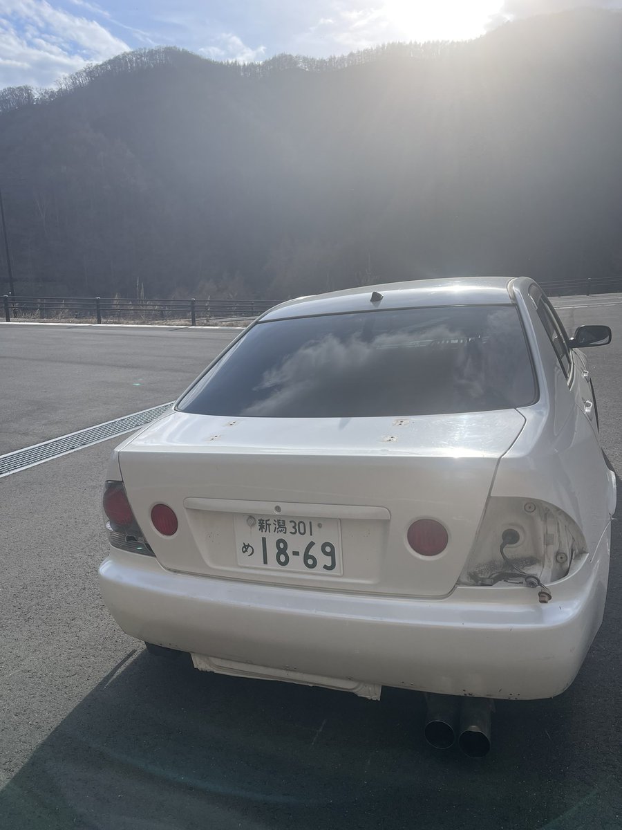 sadaharx7una's tweet photo. 不法投棄？盗難車？
新潟でアルテッツァ盗まれたとか言う人いる？ https://t.co/xBxcbeSK4T