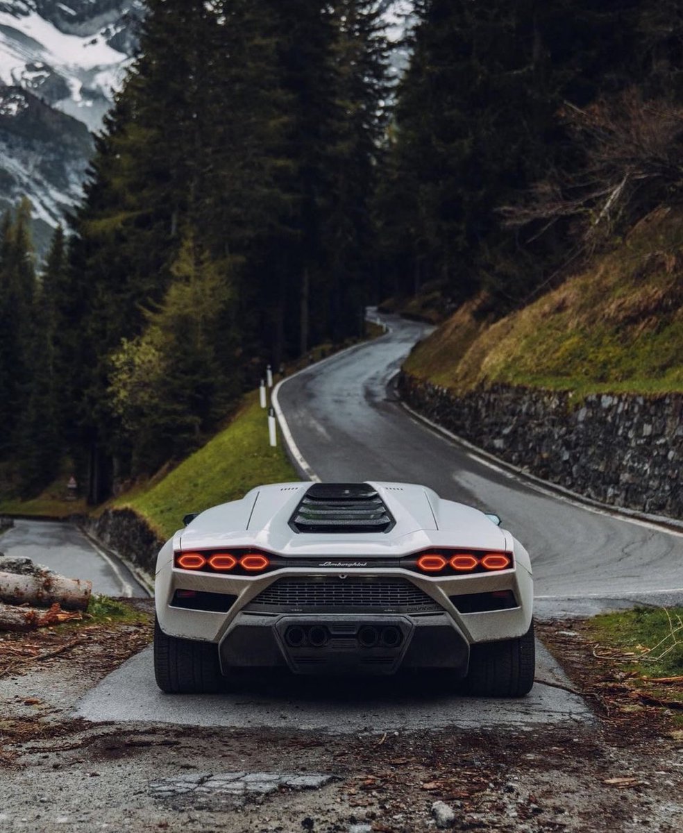 LuxuryCars365's tweet photo. Lamborghini Countach 🏔️ https://t.co/g2VfS22mKJ