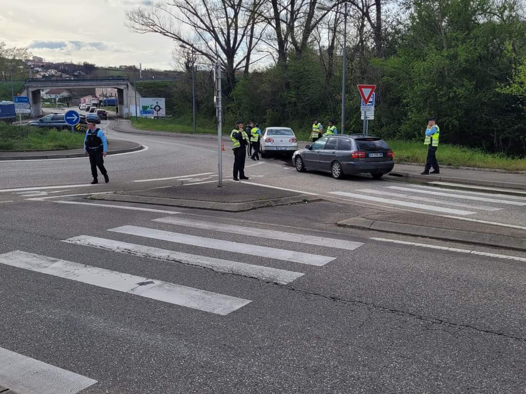 #PlaceNette XXL #RHÔNE 
Le 04/04/24 4️⃣8️⃣ #gendarmes de la compagnie #GIVORS et des mobiles étaient postés 
- D342, les 7 chemins à VOURLES
- D488 à CHABANIERE
Ils ont contrôlé 
2️⃣6️⃣4️⃣ personnes 
2️⃣1️⃣8️⃣ véhicules 🚗
De nombreuses infractions ont été relevées 

#PlaceNetteXXL