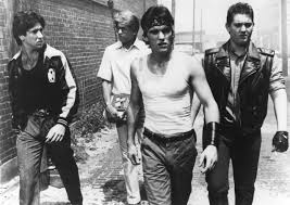 merlinpapin3's tweet photo. .@FredOL69007 .@tbarnaud Dans le cadre des #MilleFilmsdemaVie, je vous propose #RustyJames (Rumble FIsh) de #FrancisFordCoppola (1983) avec Matt Dillon, Mickey Rourke, Vincent Spano, Diane Lane, Nicolas Cage, Dennis Hopper, Chris Penn, Sofia Coppola, Lawrence Fishburne.
En l'absence de Motocycle Boy (Rourke), son frère aîné, Rusty James (Dillon) n’hésite pas à affronter lui-même un chef de bande rivale (Spano). Il sera sauvé par le retour de son frère, un être désabusé fasciné par les poissons s'acharnant contre leur propre reflet.
Pour plusieurs raisons et pas des moindres, parce que c'est un film de Coppola et je suis entièrement fan de ce réalisateur que je n'ai malheureusement vu que de loin au Festival de Deauville, parce que le film réalisé après (voir en même temps) que son film The Outsiders qui est pour moi un must, car il est adapté du même auteur que The Outsiders, Susan Eloise Hinton, ou dans les deux films il y a la même approche l'adulation d'un jeune pour son grand frère, thème qui a été une ligne de conduite souvent chez Coppola jusqu'à Tetro.
Parce qu'il a gardé la même équipe technique que The Outsiders, et surtout plusieurs des comédiens Diane Lane, Sofia Coppola (sa fille) et Tom Waits et surtout dans le rôle-titre , un garçon dont j'étais fan dès que je j'ai vu Tex et encore plus The Outsiders , le génial et bombe Matt Dillon que je n'ai jamais lâché malgré sa courte traversée du désert et 40 ans après il est toujours et lui j'ai eu la chance de le rencontrer pour mon premier Festival de Deauville.
Pour le respect que l'on peut avoir pour un réalisateur de cette trempe qui après des succès monumentaux autant critiques, palmarès et public (Apocalypse Now et la Trilogie du Parrain) a su faire des faires des films avec plus de calme et des budgets moindres tout en gardant sa qualité.
Pour la beauté des images sublimes en noir et blanc avec pour seul couleur rouge des poissons et un phare de la police qui explique que la comédie de cette violence est finie. Beaucoup de rapprochement avec The Outsiders, Hinton n’y est pas pour rien, mais pour moi c'est d'une beauté viscérale.
Stewart Copeland le batteur de Police a écrit un morceau pour le film "Dont' Box Me In".
Si vous aimez Coppola, si vous aimez les histoires de fratrie pas à l'eau de rose, mais à coup de poing et de fidélité c'est pour vous, vous ne serez pas déçu.