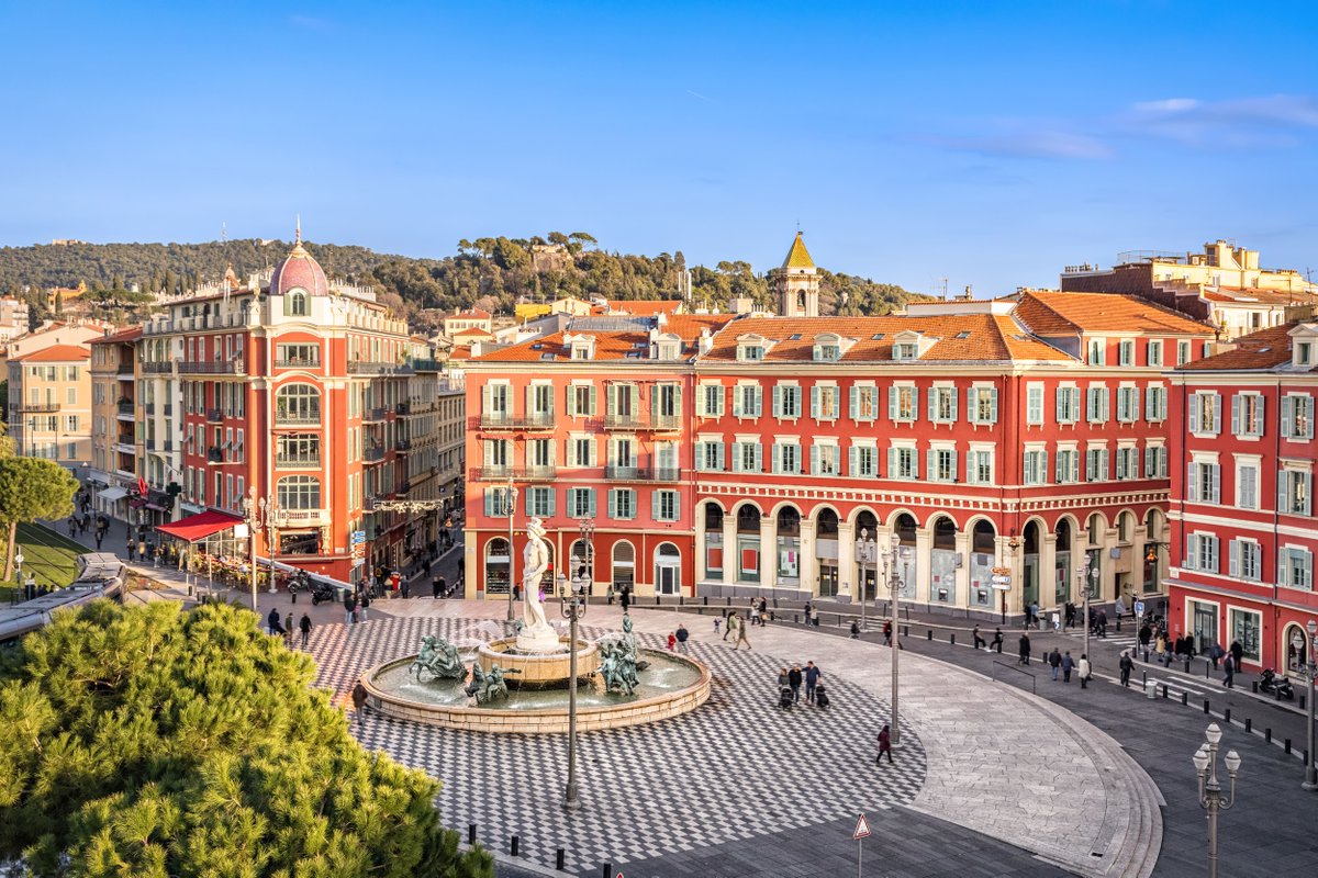 The Place Massena is a vibrant explosion of colours! 🌈 You can't miss the magnificent Fontaine du Soleil, featuring a 7-meter-high statue of Apollo, the God of sun and light – a fitting symbol for this radiant city. 🌼🫶 📍Place Massena, Nice 📸 bbsferrari/AS #explorefrance