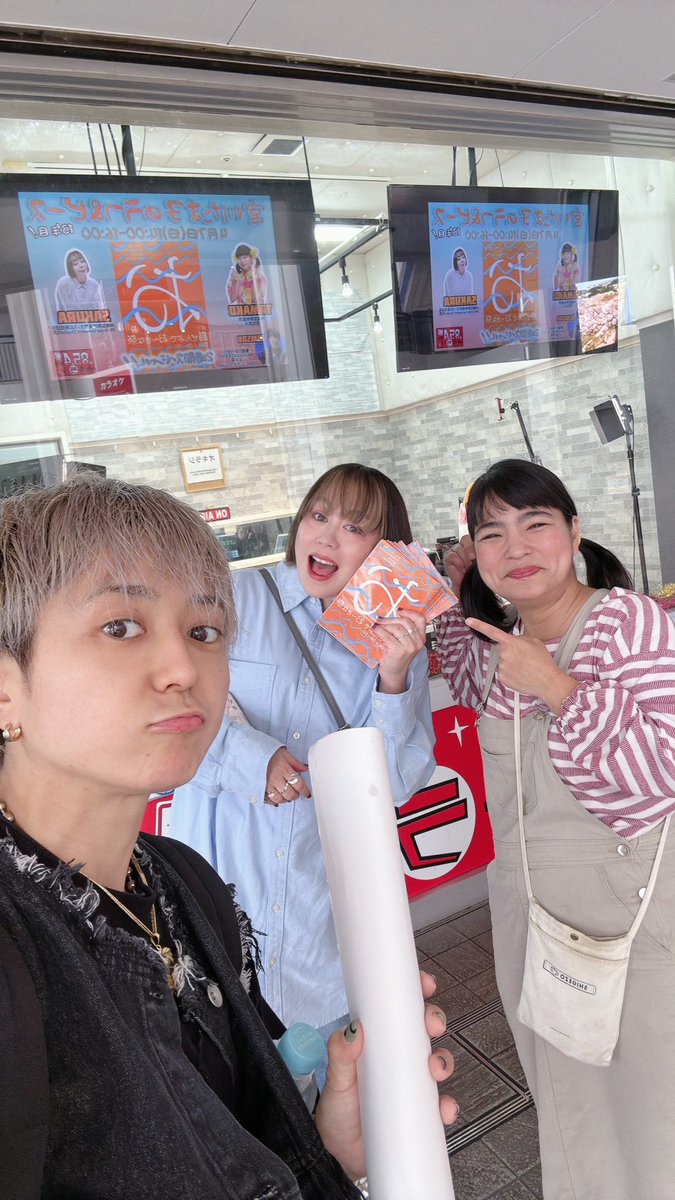 I1FLLSZY6rUlJiE's tweet photo. 第16回沖縄国際映画祭を
応援するラジオ番組!
「宮川たま子のラフ&ピース13年目!2時スペシャル!」
ラジオ面白かった!
盛り上がりましたー😊
リスナーの皆様、大阪や喜界島からのメールやコメント、観覧もありがとうございました😊
映画祭お待ちしてます♪
#okiraji #rnentstudio #oimf_official https://t.co/tg24AhMMx0