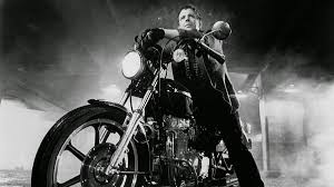 merlinpapin3's tweet photo. .@FredOL69007 .@tbarnaud Dans le cadre des #MilleFilmsdemaVie, je vous propose #RustyJames (Rumble FIsh) de #FrancisFordCoppola (1983) avec Matt Dillon, Mickey Rourke, Vincent Spano, Diane Lane, Nicolas Cage, Dennis Hopper, Chris Penn, Sofia Coppola, Lawrence Fishburne.
En l'absence de Motocycle Boy (Rourke), son frère aîné, Rusty James (Dillon) n’hésite pas à affronter lui-même un chef de bande rivale (Spano). Il sera sauvé par le retour de son frère, un être désabusé fasciné par les poissons s'acharnant contre leur propre reflet.
Pour plusieurs raisons et pas des moindres, parce que c'est un film de Coppola et je suis entièrement fan de ce réalisateur que je n'ai malheureusement vu que de loin au Festival de Deauville, parce que le film réalisé après (voir en même temps) que son film The Outsiders qui est pour moi un must, car il est adapté du même auteur que The Outsiders, Susan Eloise Hinton, ou dans les deux films il y a la même approche l'adulation d'un jeune pour son grand frère, thème qui a été une ligne de conduite souvent chez Coppola jusqu'à Tetro.
Parce qu'il a gardé la même équipe technique que The Outsiders, et surtout plusieurs des comédiens Diane Lane, Sofia Coppola (sa fille) et Tom Waits et surtout dans le rôle-titre , un garçon dont j'étais fan dès que je j'ai vu Tex et encore plus The Outsiders , le génial et bombe Matt Dillon que je n'ai jamais lâché malgré sa courte traversée du désert et 40 ans après il est toujours et lui j'ai eu la chance de le rencontrer pour mon premier Festival de Deauville.
Pour le respect que l'on peut avoir pour un réalisateur de cette trempe qui après des succès monumentaux autant critiques, palmarès et public (Apocalypse Now et la Trilogie du Parrain) a su faire des faires des films avec plus de calme et des budgets moindres tout en gardant sa qualité.
Pour la beauté des images sublimes en noir et blanc avec pour seul couleur rouge des poissons et un phare de la police qui explique que la comédie de cette violence est finie. Beaucoup de rapprochement avec The Outsiders, Hinton n’y est pas pour rien, mais pour moi c'est d'une beauté viscérale.
Stewart Copeland le batteur de Police a écrit un morceau pour le film "Dont' Box Me In".
Si vous aimez Coppola, si vous aimez les histoires de fratrie pas à l'eau de rose, mais à coup de poing et de fidélité c'est pour vous, vous ne serez pas déçu.