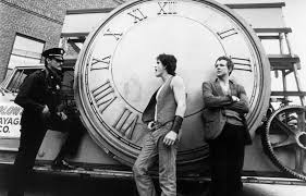 merlinpapin3's tweet photo. .@FredOL69007 .@tbarnaud Dans le cadre des #MilleFilmsdemaVie, je vous propose #RustyJames (Rumble FIsh) de #FrancisFordCoppola (1983) avec Matt Dillon, Mickey Rourke, Vincent Spano, Diane Lane, Nicolas Cage, Dennis Hopper, Chris Penn, Sofia Coppola, Lawrence Fishburne.
En l'absence de Motocycle Boy (Rourke), son frère aîné, Rusty James (Dillon) n’hésite pas à affronter lui-même un chef de bande rivale (Spano). Il sera sauvé par le retour de son frère, un être désabusé fasciné par les poissons s'acharnant contre leur propre reflet.
Pour plusieurs raisons et pas des moindres, parce que c'est un film de Coppola et je suis entièrement fan de ce réalisateur que je n'ai malheureusement vu que de loin au Festival de Deauville, parce que le film réalisé après (voir en même temps) que son film The Outsiders qui est pour moi un must, car il est adapté du même auteur que The Outsiders, Susan Eloise Hinton, ou dans les deux films il y a la même approche l'adulation d'un jeune pour son grand frère, thème qui a été une ligne de conduite souvent chez Coppola jusqu'à Tetro.
Parce qu'il a gardé la même équipe technique que The Outsiders, et surtout plusieurs des comédiens Diane Lane, Sofia Coppola (sa fille) et Tom Waits et surtout dans le rôle-titre , un garçon dont j'étais fan dès que je j'ai vu Tex et encore plus The Outsiders , le génial et bombe Matt Dillon que je n'ai jamais lâché malgré sa courte traversée du désert et 40 ans après il est toujours et lui j'ai eu la chance de le rencontrer pour mon premier Festival de Deauville.
Pour le respect que l'on peut avoir pour un réalisateur de cette trempe qui après des succès monumentaux autant critiques, palmarès et public (Apocalypse Now et la Trilogie du Parrain) a su faire des faires des films avec plus de calme et des budgets moindres tout en gardant sa qualité.
Pour la beauté des images sublimes en noir et blanc avec pour seul couleur rouge des poissons et un phare de la police qui explique que la comédie de cette violence est finie. Beaucoup de rapprochement avec The Outsiders, Hinton n’y est pas pour rien, mais pour moi c'est d'une beauté viscérale.
Stewart Copeland le batteur de Police a écrit un morceau pour le film "Dont' Box Me In".
Si vous aimez Coppola, si vous aimez les histoires de fratrie pas à l'eau de rose, mais à coup de poing et de fidélité c'est pour vous, vous ne serez pas déçu.