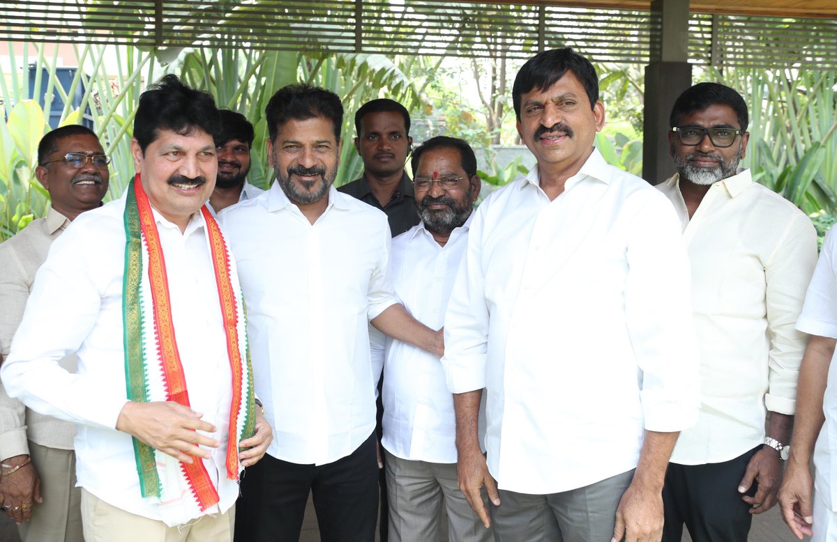 Bhadrachalam MLA of BRS Tellam Venkatram joins the Congress in the presence of Chief Minister A Revanth Reddy. Revenue Minister Ponguleti Srinivas Reddy was present. @THHyderabad @the_hindu #Telangana #Congress