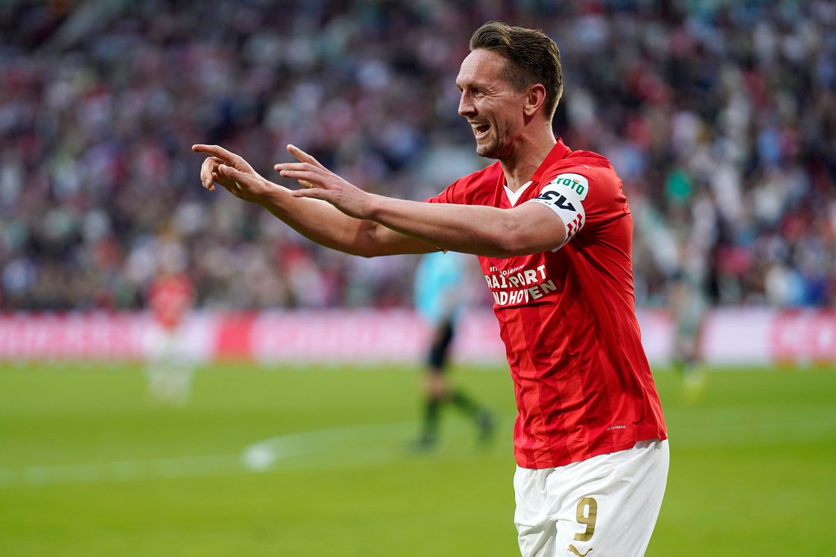 Het was ook wel te verwachten dat <a href="/LuukdeJong9/">Luuk de Jong</a> weer zou gaan scoren. Het is immers april😉. Goals per maand in de <a href="/eredivisie/">Eredivisie</a> voor @psv: 
februari:   26⚽️
maart:       7⚽️
april:           23⚽️
#psvaz #luukdejong #psv #Legend