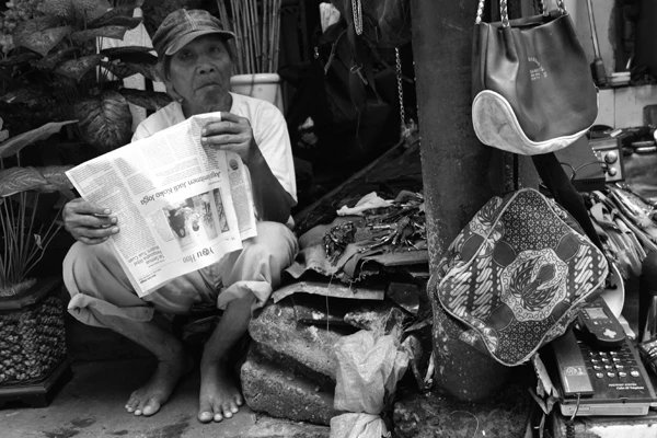 Reading and taking a nap... LONDON - JOGJAKARTA - LONDON #philmaxwell #philmaxwellarchive #philmaxwellphotography #streetphotography #worldstreets2024 #london #jogja #jogjakarta