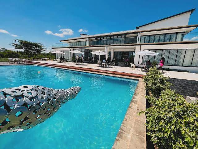This is Nandoni Waterfront Resort, in the heart of Limpopo in Venda, situated in the shores of Nandoni dam. The resort is owned by business mogul, Mr Aubrey Bvumbi.