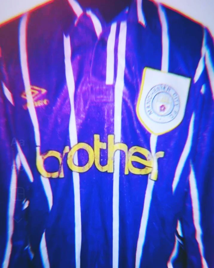 Manchester city 1993
South american long sleeved version
Heat-pressed sponsor and manufacturer badge
XL size

A valuable jersey, rare across Europe.

🏆Only here.