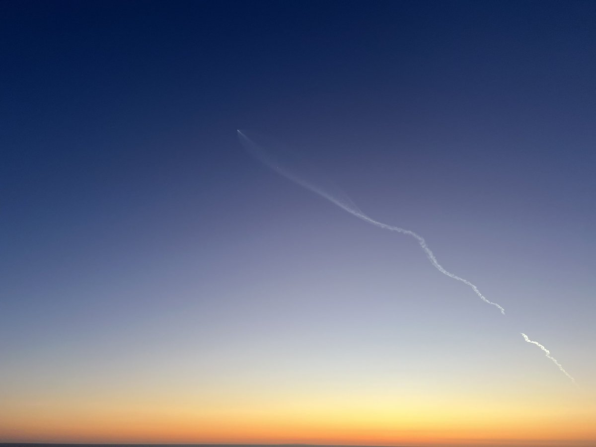 pedersec's tweet photo. Another stunning SpaceX Starlink launch tonight. From San Diego. Another awesome entry burn. https://t.co/bfxjFsHVQ2