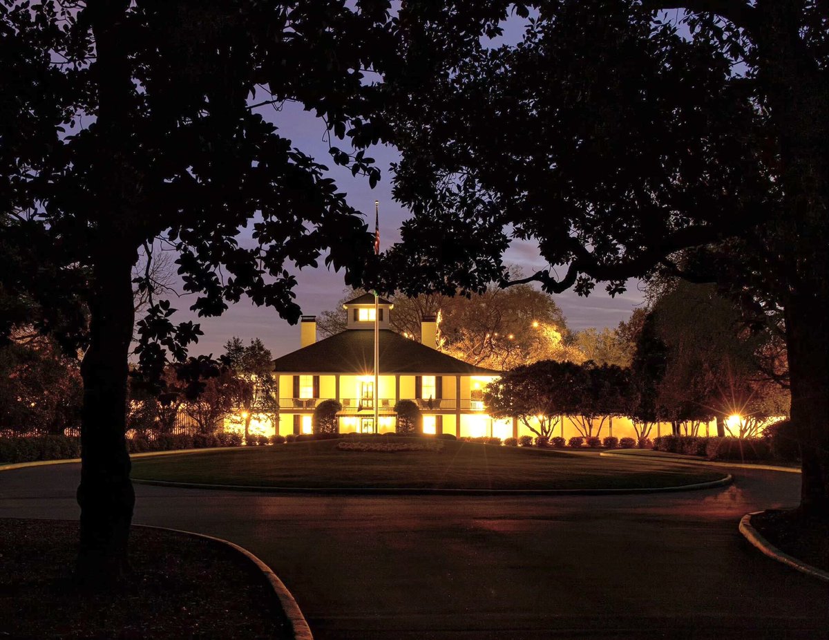 This is a shot you don’t normally see……the Augusta National Clubhouse at night.
The Masters Week begins tomorrow and I cannot wait‼️