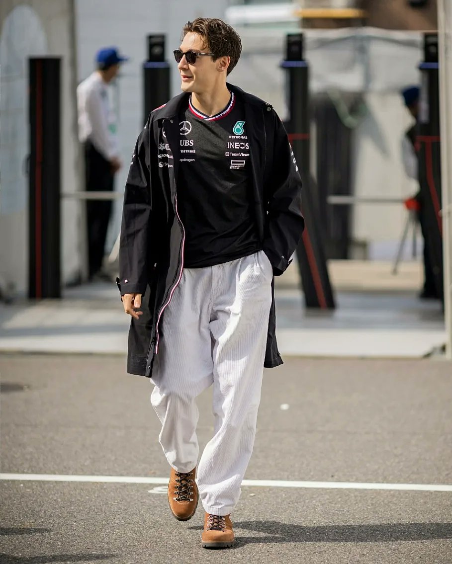 📸 | @GeorgeRussell63 arriving in the paddock for Race Day 💙 #JapaneseGP 🇯🇵 #F1 #GR63