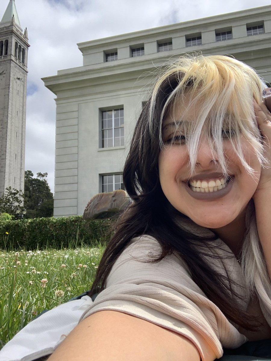 rewbee_'s tweet image. just so you know that i’m still pretty and gorgeous (and apparently still love my kissy faces)