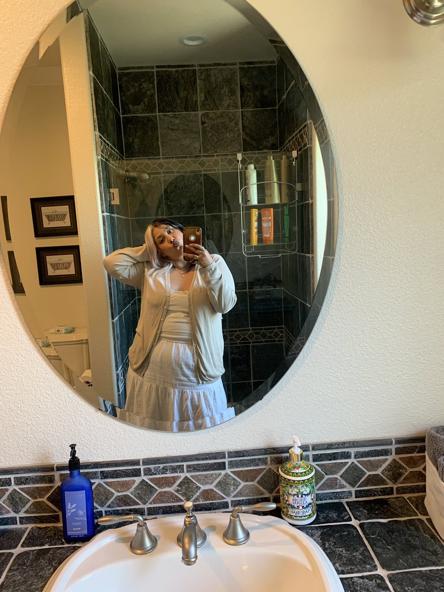 rewbee_'s tweet image. just so you know that i’m still pretty and gorgeous (and apparently still love my kissy faces)