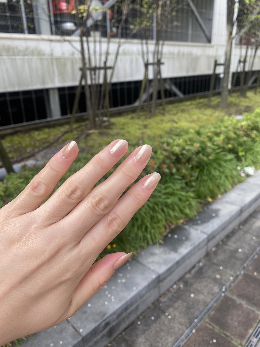 気を取り直して、銀座にあるお気に入りの喫茶店へ向かいます☕️ 手元はキラキラのゴールドグリッターネイル。 お洒落な女性の定番、 #コフレドール のネイルカラー。