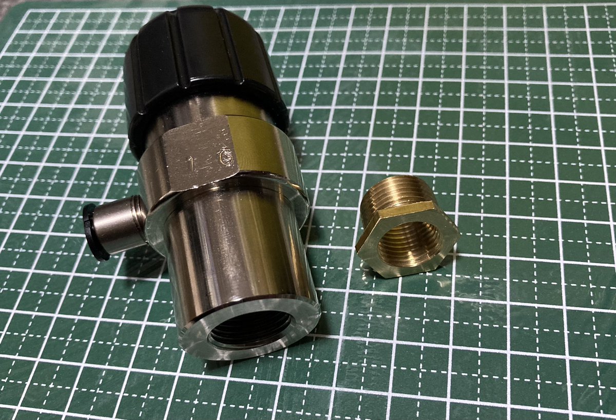 グリーンガスco2レギュレータ用の ボンベ接続変換アダプター 74g→16g