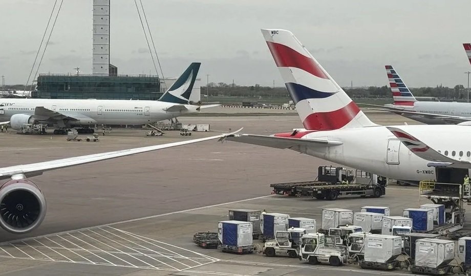 April 6, a #VirginAtlantic Boeing 787-9 (G-VDIA) collided with a parked #BritishAirways Airbus A350-1000 (G-XWBC) during pushback from the gate near Terminal 3 at #London Heathrow. 📷 © @PurpleFrogAlex | @CliveBranch #B787 #A350 #Boeing #Airbus #uk #Heathrow #aviation #AvGeek